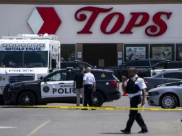 Suspeito abriu fogo no Tops Friendly Market e matou 10 pessoas, maioria negra (foto: LA Times)