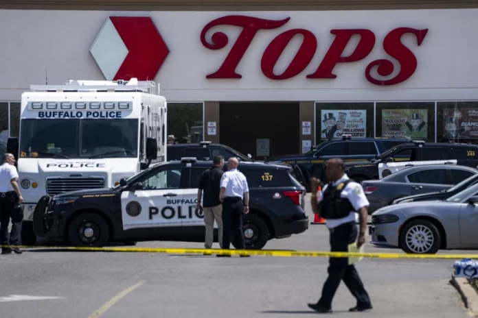 Suspeito abriu fogo no Tops Friendly Market e matou 10 pessoas, maioria negra (foto: LA Times)
