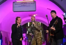 Bono e The Edge, do U2, cantam 'Stand By Me'ao lado do vocalista da banda ucraniana de pop-rock Antytila, Taras Topolia (foto: Reprodução)