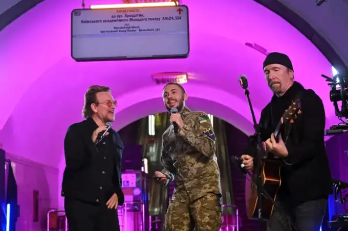 Bono e The Edge, do U2, cantam 'Stand By Me'ao lado do vocalista da banda ucraniana de pop-rock Antytila, Taras Topolia (foto: Reprodução)