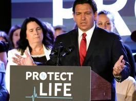 Ron DeSantis durante assinatura da lei que reduz o tempo de permissão para aborto legal na FL, em maio (foto: Divulgação)