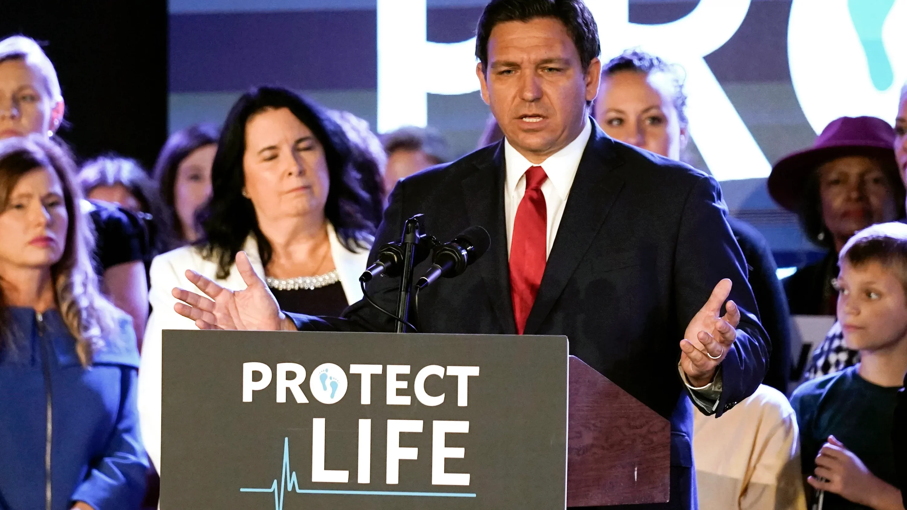 Ron DeSantis durante assinatura da lei que reduz o tempo de permissão para aborto legal na FL, em maio (foto: Divulgação)