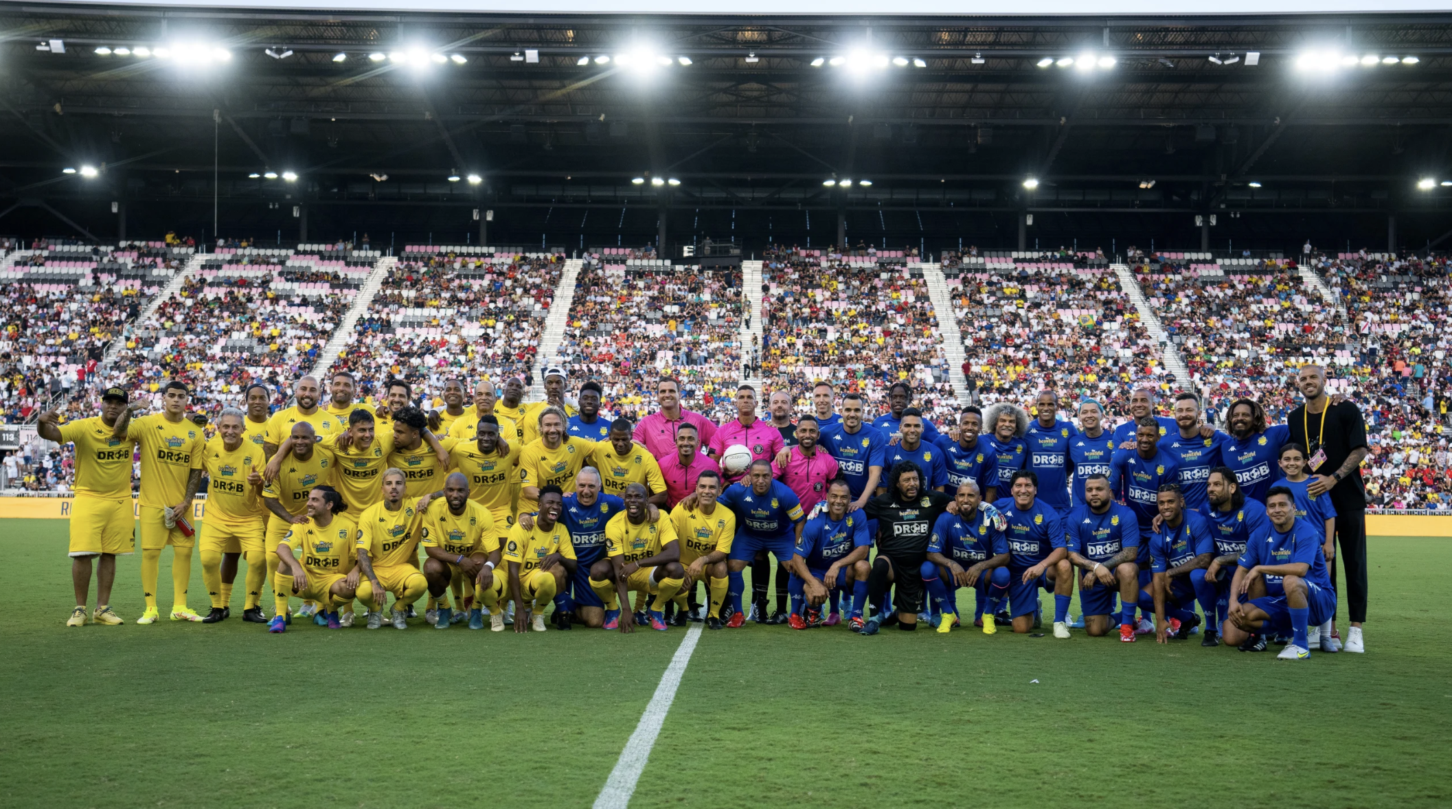 Craques de hoje e ontem, comandados por Roberto Carlos e Ronaldinho Gaúcho, reunidos no DRV PNK Stadium para o Beautiful Game (Foto: Inter Miami CF)