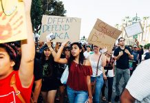 Jovens fizeram passeatas para preservar os benefícios do DACA (Foto: Molly Adams/Wikimedia Commons)