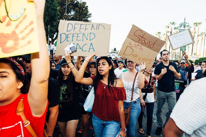 Jovens fizeram passeatas para preservar os benefícios do DACA (Foto: Molly Adams/Wikimedia Commons)