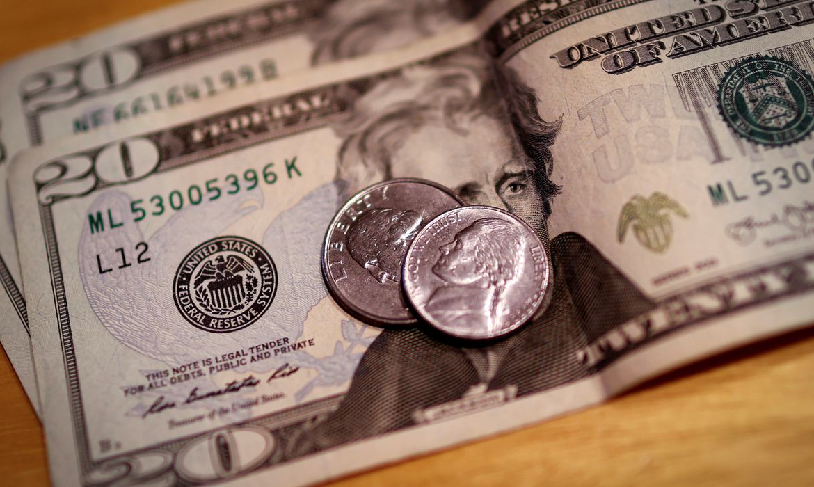 O dólar comercial encerrou na quarta-feira (15) vendido a R$ 5,026, com recuo de R$ 0,108 (Foto: Mike Segar/Reuters)