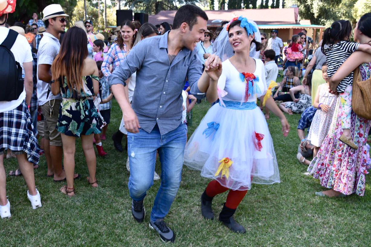 Domingo para dançar a tradicional quadrilha vestido a caráter, além de degustar comidas típicas (Fotos: Claudia Passos e Divulgação)