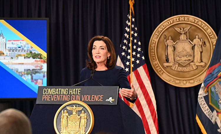 Kathy Hochul, urgiu membros da assembléia legislativa estadual a agir contra a violência causada por armas em Nova York (Foto: governor.ny.gov/)