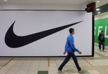 Loja fechada da Nike em shopping de São Petersburgo, na Rússia, em imagem de 25 de maio de 2022 (Foto: Anton Vaganov/Reuters)