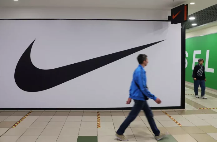 Loja fechada da Nike em shopping de São Petersburgo, na Rússia, em imagem de 25 de maio de 2022 (Foto: Anton Vaganov/Reuters)