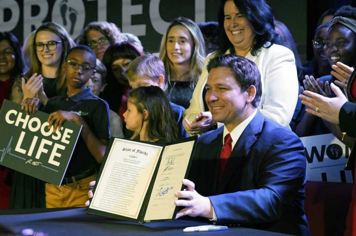 O governador Ron DeSantis durante promulgação da Lei do Aborto no estado em abril de 2022 (foto: AP- John Raoux)