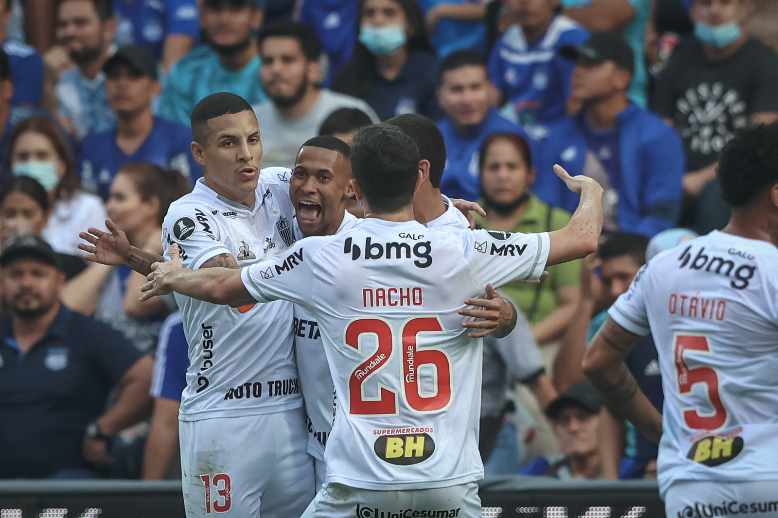 Jogadores festejam o gol de Ademir que garantiu o empate do Galo em Guayaquil (Foto: site oficial do Atlético-MG)