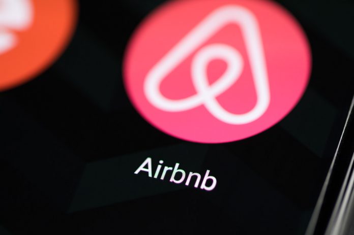 Especialista alertou para o aumento de ações judiciais envolvendo propriedades listadas no Airbnb (Foto: Ivan Radic – Flickr)