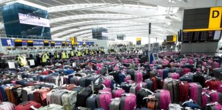 A montanha de malas no Aeroporto Heathrow, em Londres (Foto: Reprodução da TV/NBC)