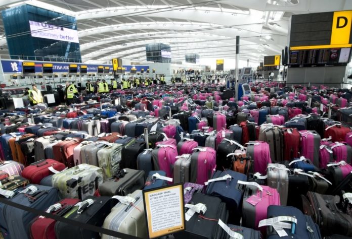A montanha de malas no Aeroporto Heathrow, em Londres (Foto: Reprodução da TV – NBC)