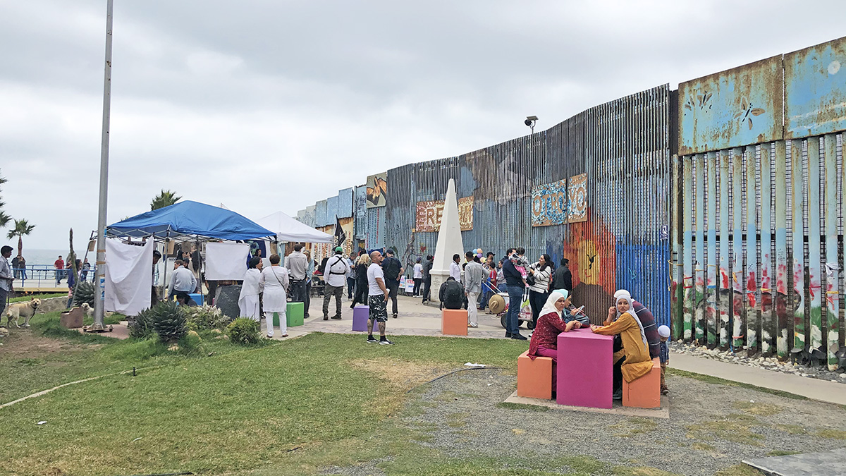 Na cidade mexicana de Tijuana, pessoas aguardam a chance de encontrar entes queridos que estão do outro lado da fronteira com os EUA (Foto: Michelle Landis – TCLF)