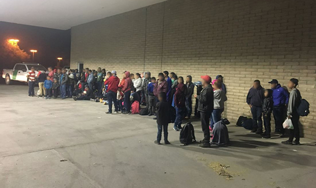 Cresce o número de imigrantes tentando entrar nos EUA pela fronteira em Yuma, Arizona (Foto: reprodução do Twitter - CBP)