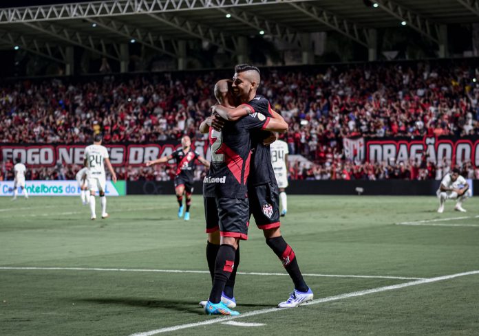 Jogadores do Dragão festejam o gol de Jorginho, que abriu o caminho da vitória (Foto: Allan Deyvid/ACG)
