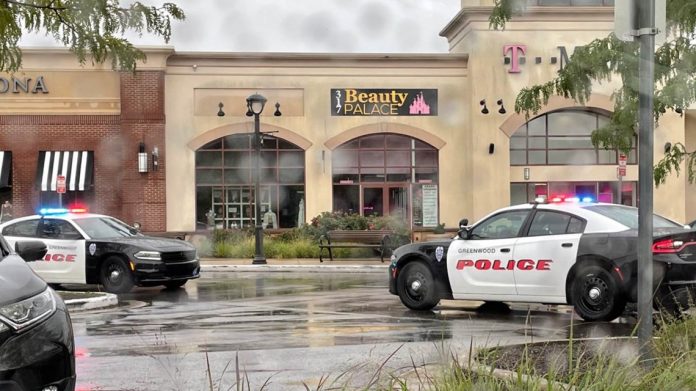 Um mall na cidade de Greenwood foi palco de mais um tiroteio em massa nos EUA (Foto: Reprodução da TV – WTHR)