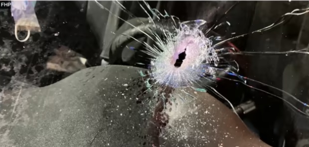 O tiro teria sido disparado pelo ocupante de uma Mercedes-Benz preta (foto: Florida Highway Patrol)