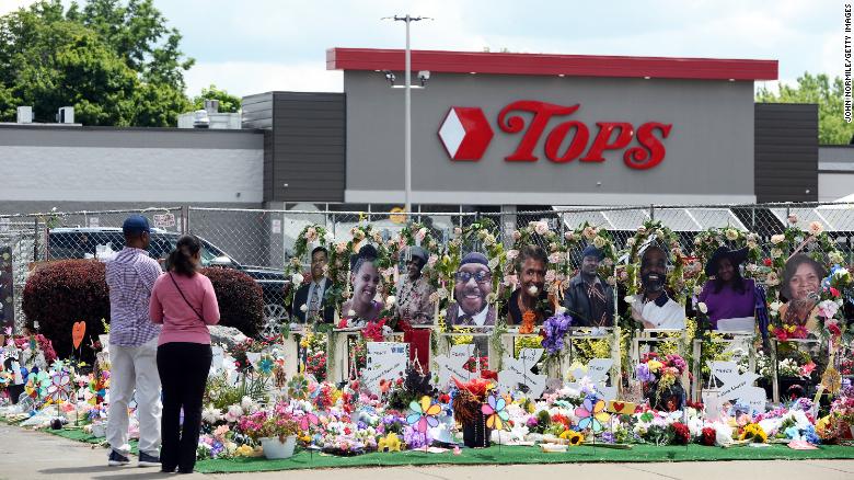 Supermercado reabriu na semana passada, dois meses após o massacre, e manteve o memorial às vítimas (Foto: Reprodução da TV – CNN)