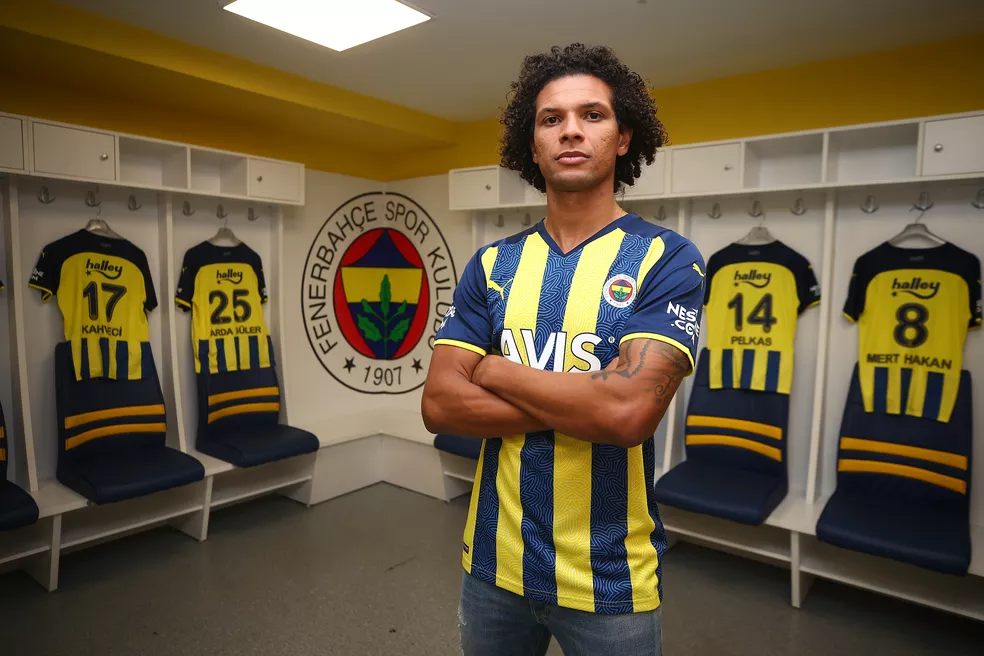 Willian Arão posa com a camisa do Fenerbahçe (Foto: Divulgação/Fenerbahçe)
