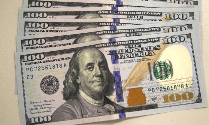 dolar_moeda_ Em fevereiro, o déficit estava em $26 bilhões (1.59% do PIB); e em março de 2021 estava em $22.8 bilhões (1,62% do PIB) (Foto: Walter Campanato/Agência Brasil)