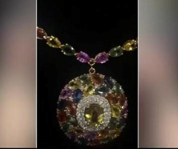 Uma das peças roubadas é um colar de ouro 19 quilates e safiras coloridas (Foto: Reprodução da TV – CBSLA)