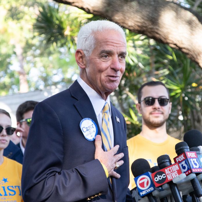 Charlie Crist é o candidato escolhido pelos eleitores democratas para desafiar Ron DeSantis para o cargo de governador da Flórida (Foto: npr.org)