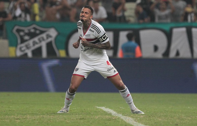 O capitão Diego Costa vibra com seu gol marcado na série de penalidades máximas (Foto: Rubens Chiri/SPFC)