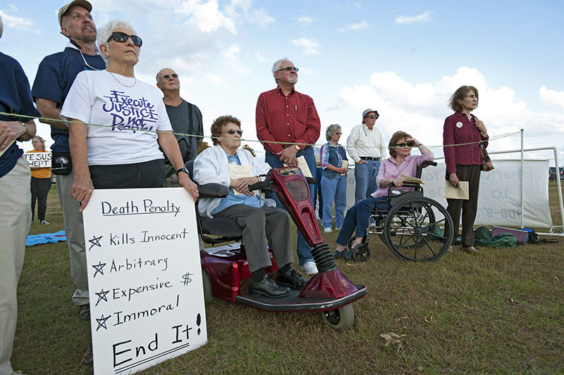 Manifestantes pedem o fim da pena de morte na FL (Foto: WPTV)