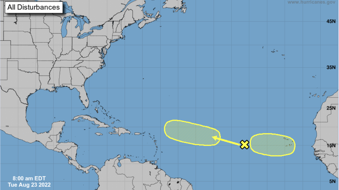 Os meteorologistas estão agora observando dois distúrbios no Atlântico (Imagem: Centro Nacional de Furacões)