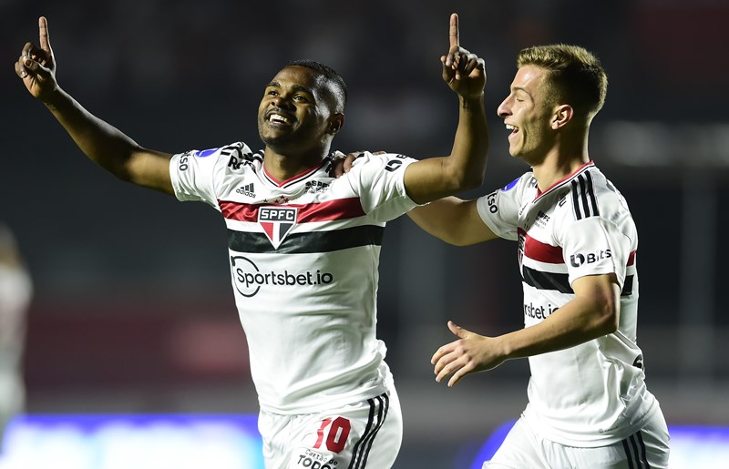 Nikão celebra seu gol que deu a vitória ao Tricolor junto com Galoppo (Foto: Conmebol)