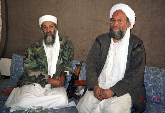 Osama bin Laden (esq.) senta-se com seu conselheiro Dr. Ayman al-Zawahiri (dir.) durante uma entrevista com o jornalista paquistanês Hamid Mir. (Foto: Wikimedia/REUTERS/Hamid Mir/Editor/Ausaf Newspaper for Daily Dawn)