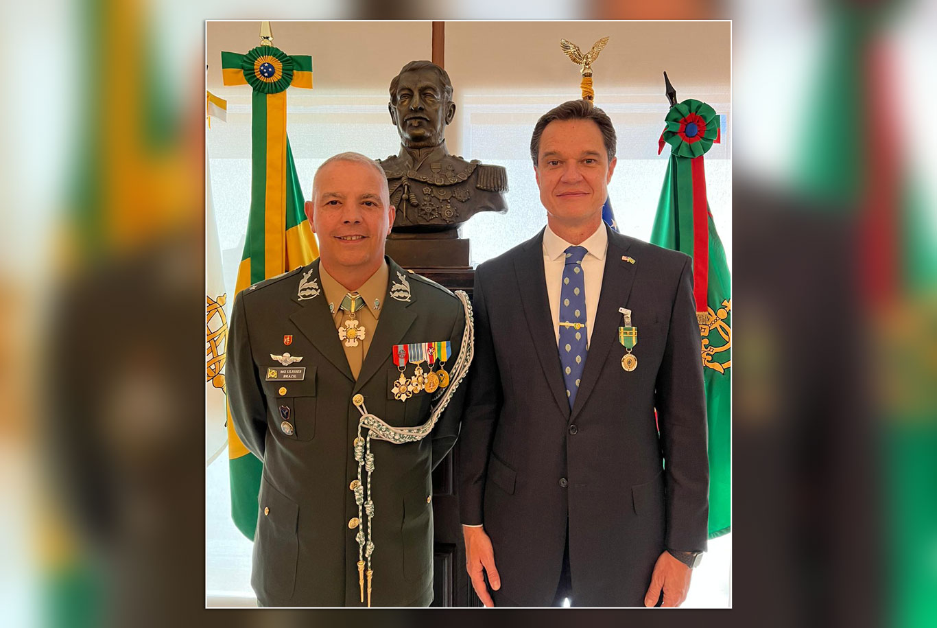 Alexandre de Santa Martha Piquet, advogado de imigração em Miami e atual presidente da BACCF (Brazilian American Chamber of Commerce of Florida), foi agraciado com a Medalha Exército Brasileiro pelo general Ulisses de Mesquita Gomes, em cerimônia realizada na quinta-feira (18) em Washington D.C. (Foto: piquetlawfirm)