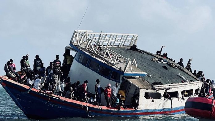 barco com haitianos Imigrantes haitianos estão reunidos em um navio de madeira que encalhou no Ocean Reef Club em Key Largo em 6 de março de 2022. (Foto: Miami)