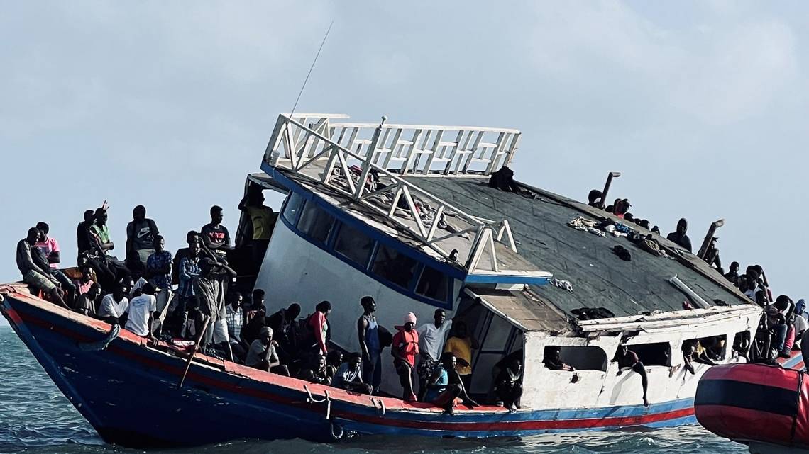 Imigrantes haitianos estão reunidos em um navio de madeira que encalhou no Ocean Reef Club em Key Largo em 6 de março de 2022. (Foto: Miami)