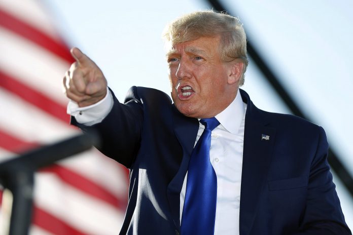 donald-trump-delaware-county-fairgrounds A investigação civil, liderada pela procuradora-geral Letitia James, envolve alegações de que a empresa de Trump, a Trump Organization, deturpou o valor de ativos valiosos, como campos de golfe e arranha-céus, enganando credores e autoridades fiscais (Foto: courthousenews.com)