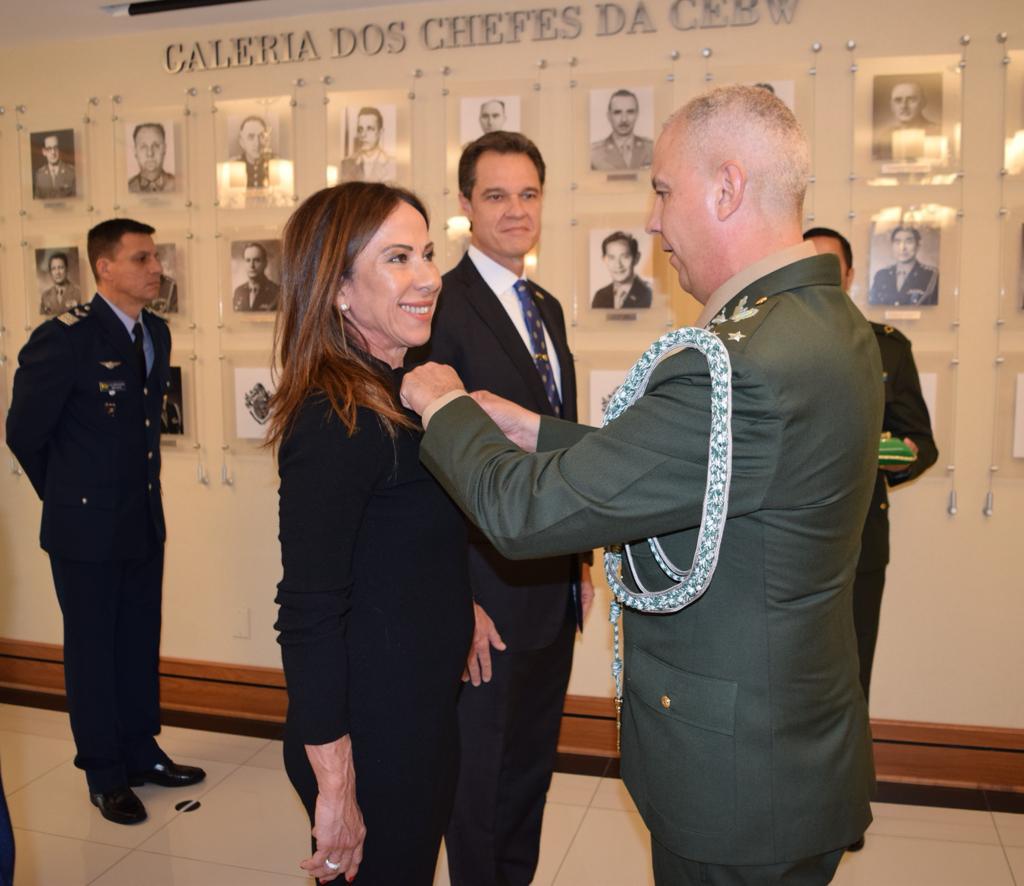 Alexandre Piquet e Tereza Raquel Costa recebem Medalha Exército Brasileiro  - AcheiUSA