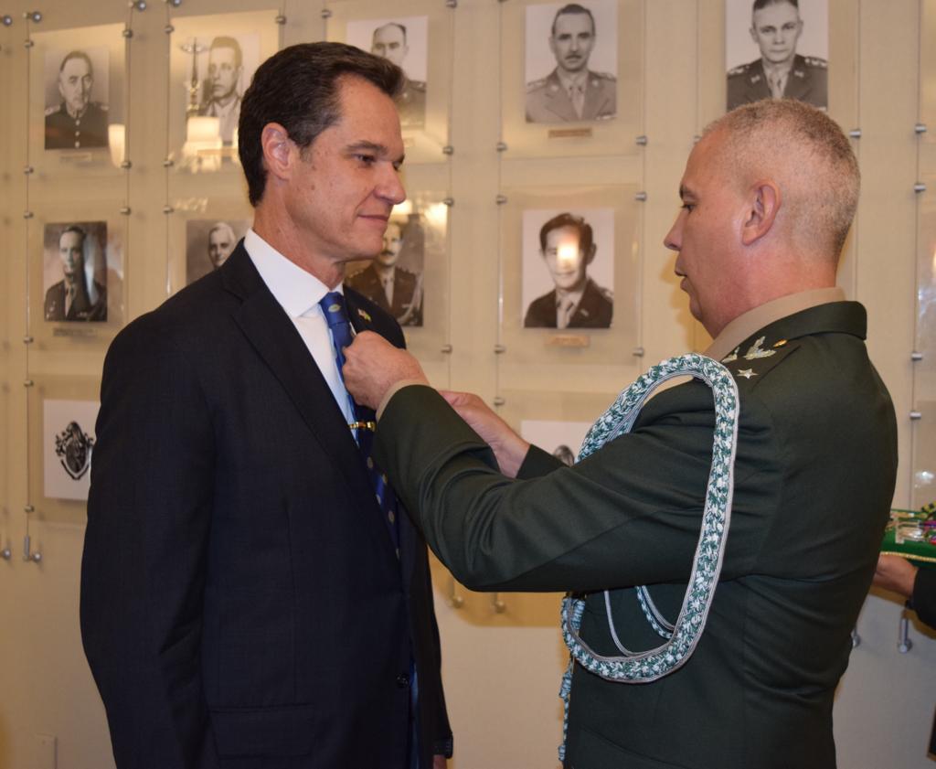 Alexandre Piquet e Tereza Raquel Costa recebem Medalha Exército Brasileiro  - AcheiUSA