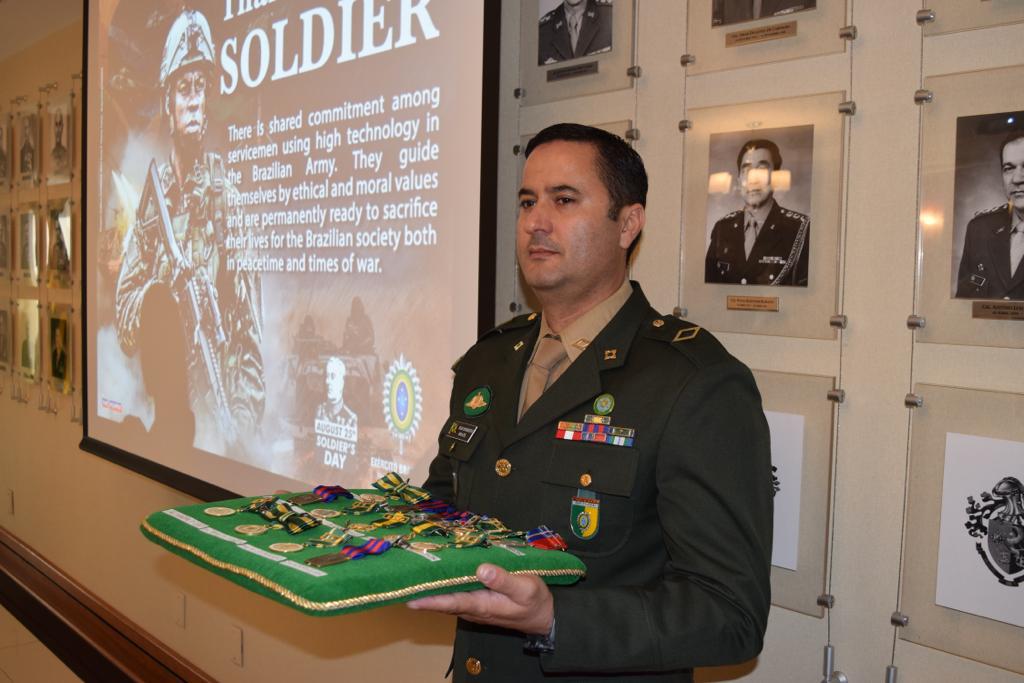 Alexandre Piquet e Tereza Raquel Costa recebem Medalha Exército Brasileiro  - AcheiUSA