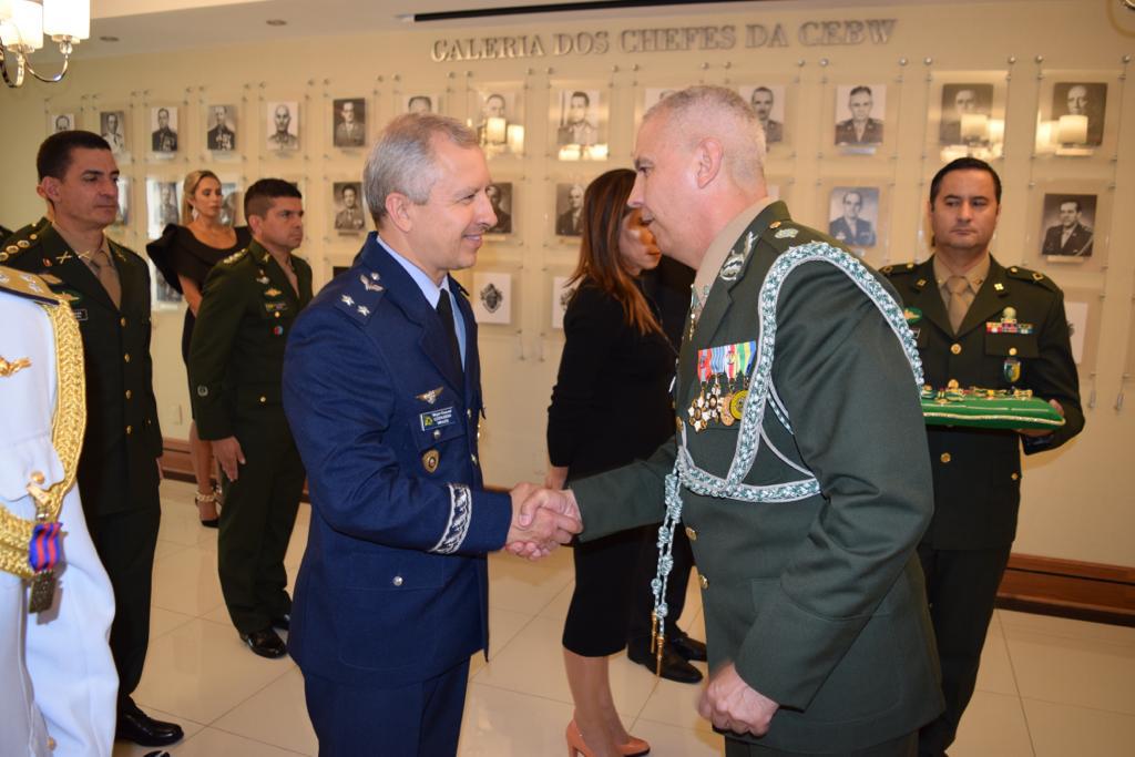 Alexandre Piquet e Tereza Raquel Costa recebem Medalha Exército Brasileiro  - AcheiUSA