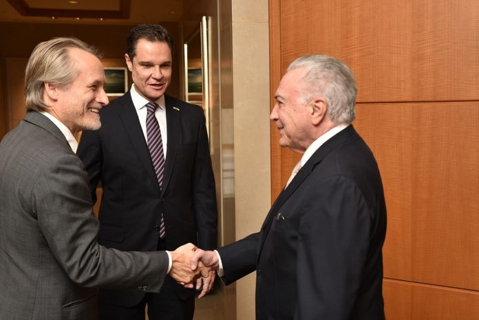 André Ondenbreit Carvalho (cônsul-geral do Brasil em Miami), Alexandre Piquet (presidente da BACCF) e Michel Temer (ex-presidente do Brasil) (Foto: BACCF/Divulgação) André Ondenbreit Carvalho (cônsul-geral do Brasil em Miami), Alexandre Piquet (presidente da BACCF) e Michel Temer (ex-presidente do Brasil) (Foto: BACCF/Divulgação)