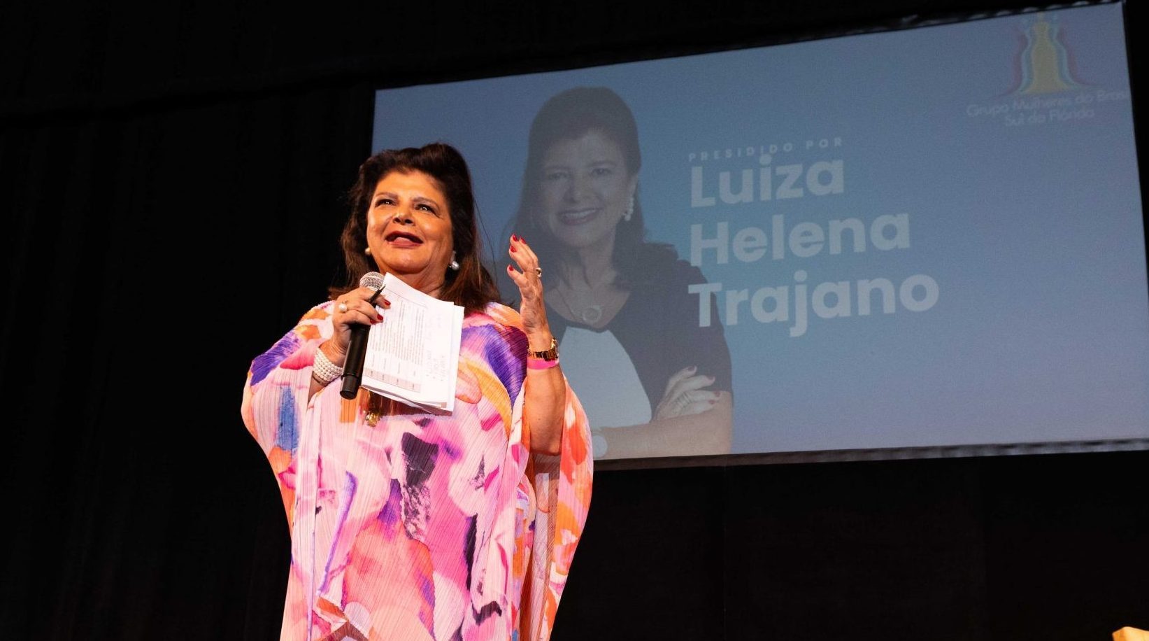 Luiza Helena Trajano discursa no palco do Broward Center For The Performing Arts, em Fort Lauderdale (Fotos: Demetrius Borges)