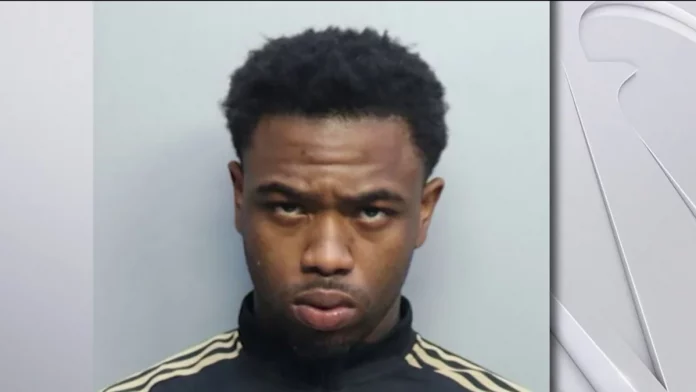 Devon Toussaint é um dos suspeitos detidos pela acusação de matar um homem no estacionamento do Jamaica House Restaurant (Foto: NBC Miami)