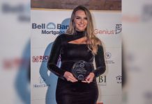 Fernanda Negromonte exibe o troféu “The ORPY’s” recebido na premiação anual do Orlando Real Producers Awards & Gala