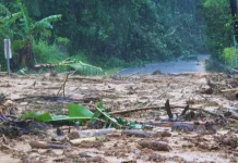Rodovia bloqueada pelo deslizamento de terra causado pelo furacão Fiona em Cayey, Porto Rico, no domingo (18) (Foto: npr.org)