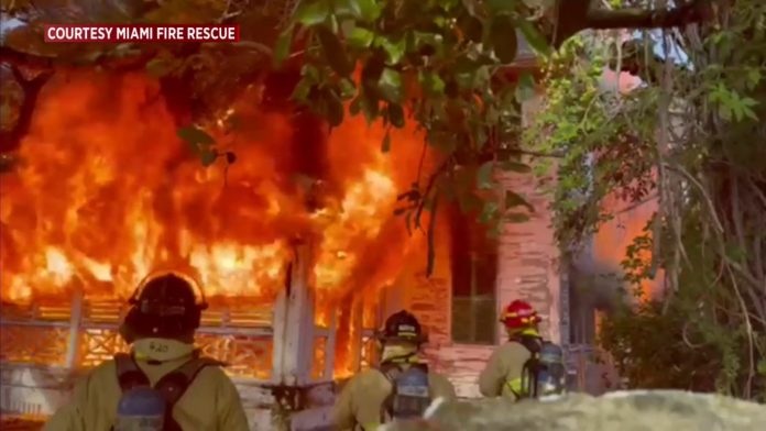 Ninguém soube esclarecer a causa do incêndio na madrugada de sábado (Foto: Miami DAde Fire Rescue)