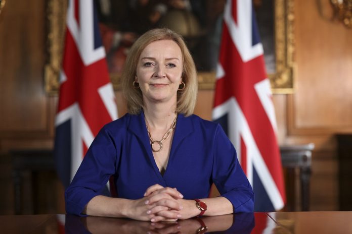 A nova primeira-ministra prometeu revelar medidas para ajudar britânicos em dificuldades dentro de uma semana após assumir o cargo (Foto: wikipedia.com)