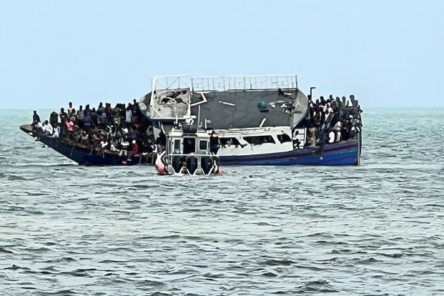 Guarda Costeira estava em busca de pessoas que estavam a bordo de um grande barco de imigrantes tentando chegar ao sul da Flórida (Foto: military.com)